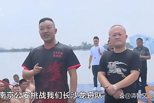 啊这……约翰逊球衣上的热刺队徽在比赛中掉落